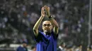 Pelatih Chelsea, Maurizio Sarri, memberikan aplaus usai laga melawan PAOK pada laga Liga Europa di Stadion Toumbas, Thessaloniki, Kamis (20/9/2018). PAOK takluk 0-1 dari Chelsea. (AP/Thanassis Stavrakis)