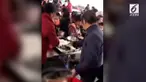 Rekaman dua wanita menyelinap dan mengambil makanan murid SD beredar. Insiden ini terjadi pada sebuah sekolah di Wanquan, China.