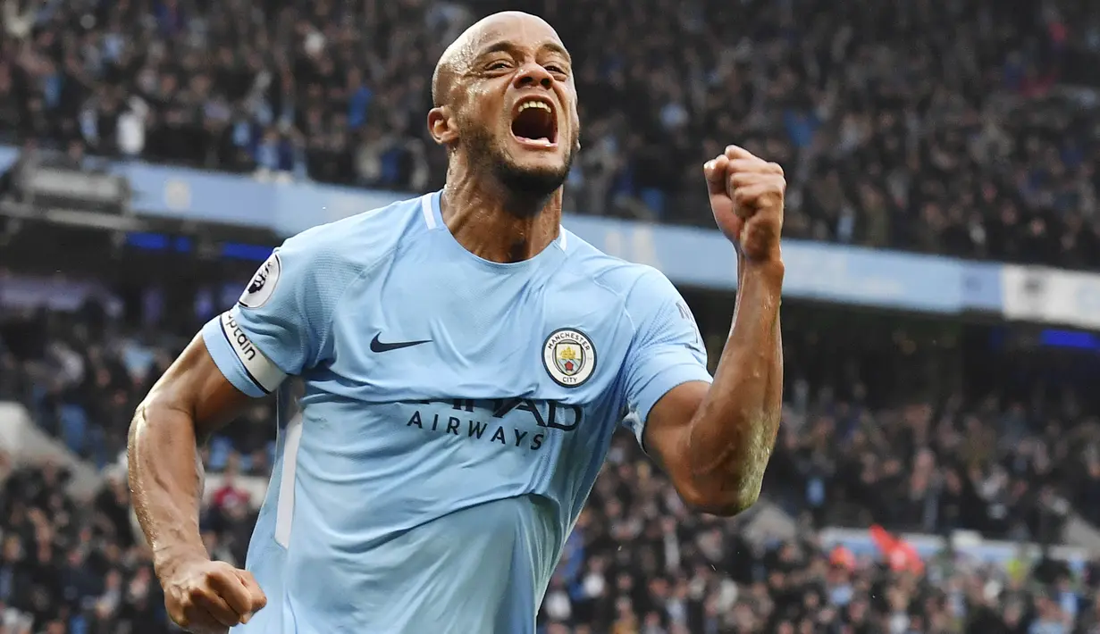 7. Vincent Kompany - Legenda Manchester City ini merupakan salah satu bek terbaik Premier League. Pemain yang menjadi bagian dari proyek The Dream Team City sejak awal ini telah mempersembahkan empat gelar Liga Inggris. (AFP/Ben Stansall)