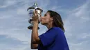 Petenis putri Italia, Flavia Penneta, berpose dengan trofi AS Terbuka di puncak the Rock, AS. Minggu (13/9/2015). (AFP Photo/Kena Betancur)