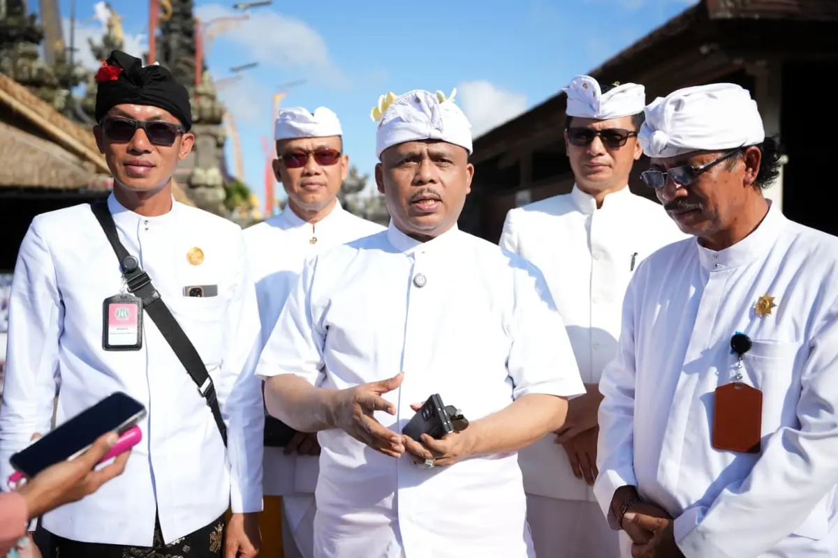 Kakorlantas Polri Irjen Pol Agus Suryonugroho mengikuti upacara adat dan doa bersama di Pura Penataran Agung Besakih, Bali.