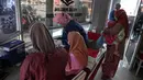 Petugas kesehatan mendata anak-anak saat vaksinasi COVID-19 Sinovac di Pospol Polsek Pamulang, Tangerang Selatan, Banten, Kamis (6/1/2022). Vaksinasi dilakukan untuk melindungi anak-anak dari keterpaparan COVID-19, khususnya varian Omicron, yang berkembang cukup cepat. (Liputan6.com/Faizal Fanani)