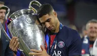 Achraf Hakimi dari PSG mengangkat trofi juara Champions League usai final kontra Inter Milan di Allianz Arena, Munich, Jerman, Sabtu, 31 Mei 2025. (AP Photo/Luca Bruno)