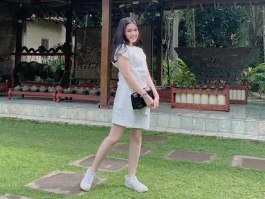 Aisyah Aqilah dikenal dengan penampilannya yang simpel tapi stylish. Mantan kekasih Athalla Naufal ini kerap terlihat tampil kasual dengan berbagai gaya berpakaian mulai dari celana, rok sampai dress. Kenakan mini dress polos berwarna cream dengan sneakers, Aisyah tampil bak cewek bumi. (Liputan6.com/IG/@aisyahaqilahh)