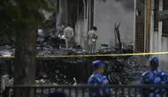 Polisi mengamankan lokasi jatuhnya pesawat di Ahmedabad, India, Jumat 13 Juni 2025. (AP/Rafiq Maqbool)