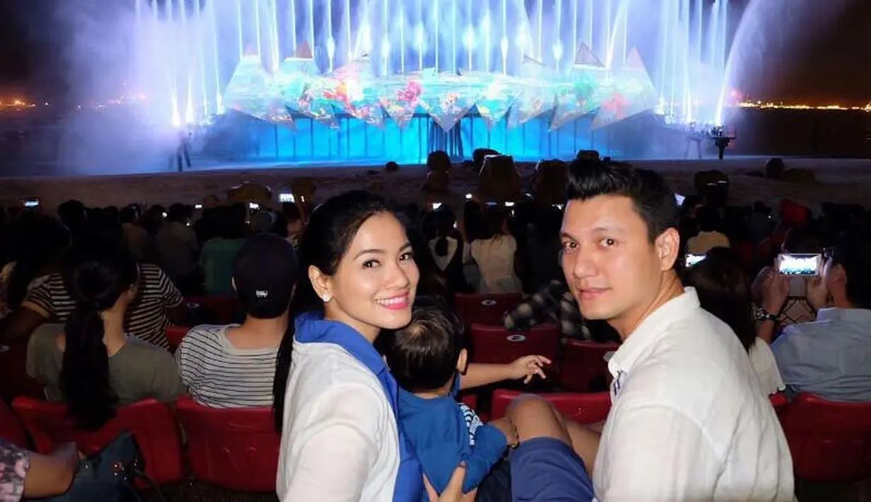 Perasaan bahagia dan haru tentu dirasakan Tian dan Titi setelah anak keduanya lahir. Begitu juga dengan anak pertama mereka, Arjuna yang belum lama ini genap berusia empat tahun. (Instagram/csugiono)