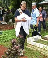 Sebagai ayah, sangat wajar ketika Indra Bekti menangis saat ditinggal anaknya untuk selamanya. Selama berada di kediamannya, Bekti tampak tegar mendampingi jenazah sang anak. Namun tangisannya pecah saat berada di pemakaman. (Bambang E. Ros/Bintang.com)