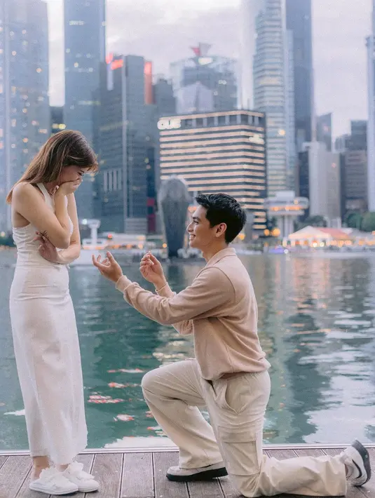 Tanpa heels, Cassandra Lee tetap terlihat cantik dengan sneakers putih yang diinjak di bagian belakang [@cassandraslee]