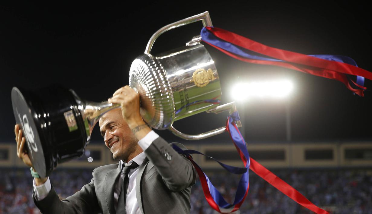 Pelatih Barcelona, Luis Enrique, mengangkat trofi Copa Del rey usai mengalahkan Alaves pada laga final di Stadion Vicente Calderon, Madrid, Sabtu (27/5/2017). Barcelona menang 3-1 atas Alaves. (AP/Daniel Ochoa)