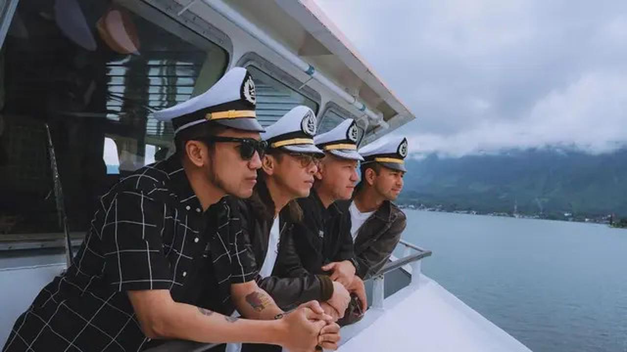 6 Potret Raffi Ahmad, Gading Marten, Desta dan Ariel Noah di Danau Toba, Pose di Kapal Hingga Naik Moge