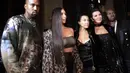 Terlihat dari sikap tanggap yang dilakukan rapper berusia 39 tahun ini, Kanye West terbukti menjadi suami yang sangat peduli dengan keluarganya dan sangat mencintai sang istri. (AFP/Bintang.com) 