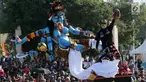 Peserta mengarak ogoh-ogoh dalam Festival Ogoh-Ogoh di Pantai Lagoon Ancol, Jakarta, Minggu (18/3). Festival ini digelar untuk memperingati Hari Raya Nyepi Tahun Baru Saka 1940. (Liputan6.com/Arya Manggala)