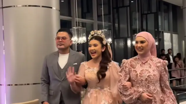 Hassya merayakan ulang tahun dengan gaun pink. [@haldy_sabri]