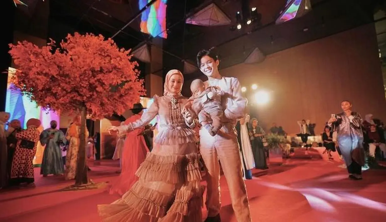 Unggahan itu langsung dibanjiri beragam komentar netizen. Banyak yang terpukau dengan penampilan Dinda Hauw. (Instagram/rey_mbayang).