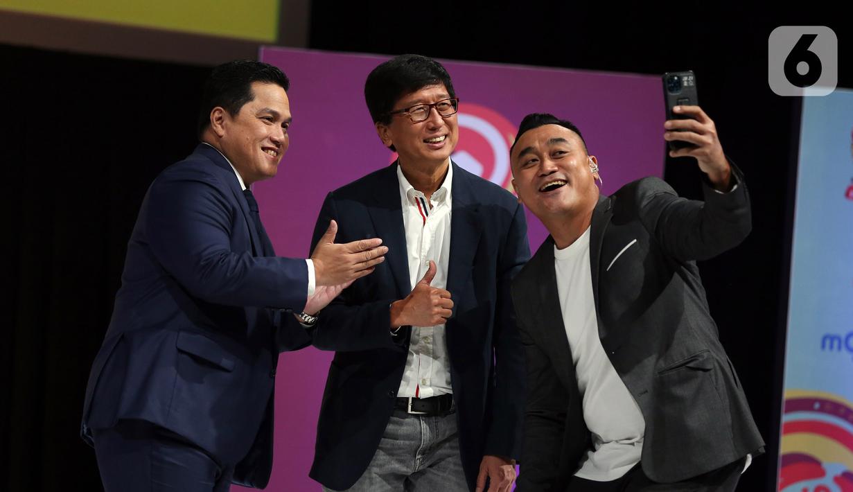 Ketua PSSI sekaligus Menteri BUMN Erick Tohir (kiri) bersama Direktur SCM Sutanto Hartono (tengah) usai jumpa pers di SCTV Tower saat menggelar Jumpa Pers di SCTV Tower, Jakarta, Selasa (28/2/2023). Jumpa pers tersebut terkait Perhelatan Piala Dunia U-20 2023 ini akan disiarkan langsung Emtek Group lewat SCM. Pecinta bola di Indonesia bisa menyaksikan seluruh pertandingan melalui SCTV, INDOSIAR, VIDIO, MOJI, Mentari TV, Nex Parabola, dan Champions TV. (Liputan6.com/Johan Tallo)