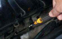 Cara Simple Memeriksa Kadar Oli Mobil Menggunakan Dipstick