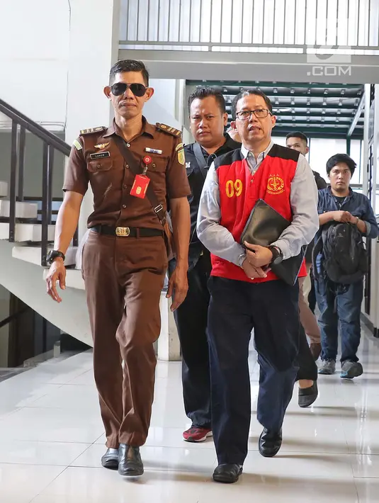 Mantan pelaksana tugas (Plt) Ketua Umum PSSI Joko Driyono menuju ruang sidang di Pengadilan Negeri Jakarta Selatan, Jakarta, Selasa (28/5/2019). Sidang lanjutan Joko Driyono dengan agenda mendengarkan keterangan 4 saksi ahli dan 3 saksi fakta.  (Liputan6.com/Herman Zakharia)
