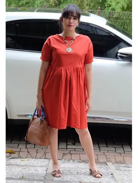 Cara yang dilakukannya cukup unik, Andhika dan ussy selalu memilih waktu di akhir pekan saat periksa kehamilan. Alasanya, agar bisa mengajak ketiga anaknya, Amel, Ara, dan Elea, untuk melihat perkembangan adiknya di kandungan. (Instagram/ussypratama)