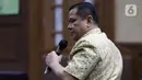Terdakwa kasus suap penghapusan red notice Djoko Tjandra, Irjen (Pol) Napoleon Bonaparte saat menjalani sidang pembacaan putusan di Pengadilan Tipikor, Jakarta, Rabu (10/3/2021). Majelis Hakim memvonis terdakwa empat tahun penjara dan denda Rp100 juta. (Liputan6.com/Helmi Fithriansyah)