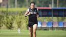 Pemain Bologna, Federico Santander, melakukan latihan di Bologna (5/5/2020). Sejumlah klub menggelar latihan jelang bergulirnya kembali liga-liga di Eropa. (AP/Massimo Paolone)