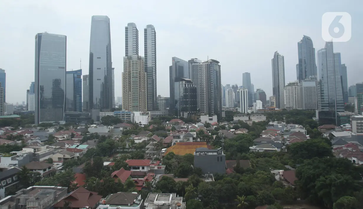Deretan gedung bertingkat terlihat dari jendela gedung pencakar langit di kawasan Jakarta, Kamis (26/12/2019). Pemerintah memproyeksi pertumbuhan ekonomi tahun depan di kisaran 5,2%, berada di bawah target APBN 2020 sebesar 5,3%.  (Liputan6.com/Angga Yuniar)