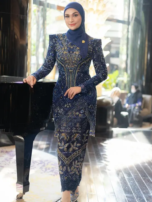 Putri Zulkifli Hasan tampil menawan kenakan kebaya full payet warna biru khas warna partainya. Kebaya tersebut dipadukan kain batik dan hijab warna senada. [@putri_zulhas].