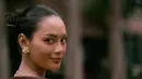 Dengan riasan minimalis, Erika Carlina tampil anggun dengan rambut panjangnya yang disanggul rapi [@eri.carl]