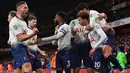 Para pemain Tottenham merayakan gol yang dicetak Dele Alli ke gawang Arsenal pada laga perempat final Piala Liga di Stadion Emirates, London, Rabu (19/12). Arsenal kalah 0-2 dari Tottenham. (AFP/Ben Stansall)