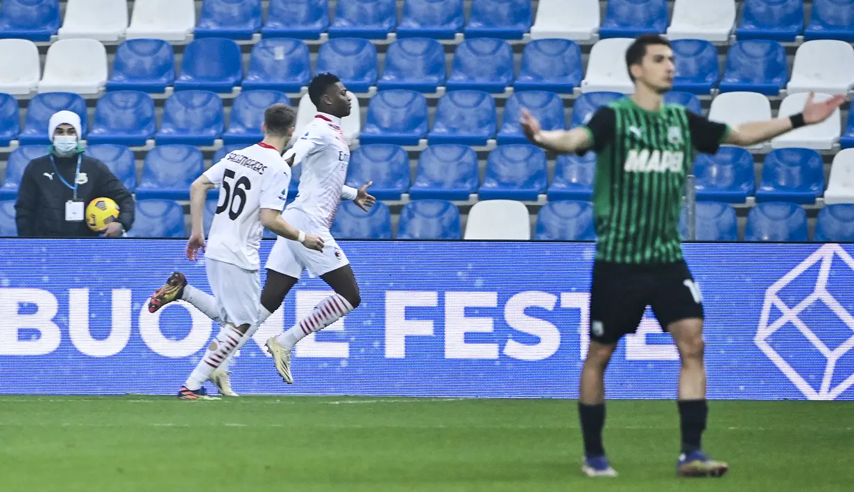 Rafael Leao. Sayap kiri Portugal berusia 23 tahun yang sejak awal musim 2019/2020 membela AC Milan ini menjadi pencetak gol tercepat di seluruh 5 liga top Eropa. Ia melakukannya saat laga antara AC Milan melawan Sassuolo di pekan ke-13 Liga Italia musim 2019/2020 (20/12/2020) baru berjalan 6,3 detik dari kickoff. Laga pun akhirnya dimenangkan AC Milan dengan skor 2-1. (AFP/Alberto Pizzoli)