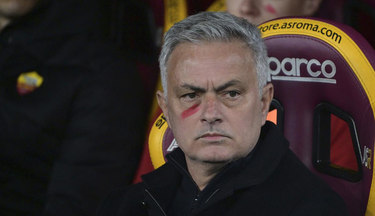 <p>Pelatih AS Roma, Jose Mourinho saat menghadapi Hellas Verona dalam laga pekan ke-23 Liga Italia 2022/2023 di Olimpic Stadium, Roma, Italia (19/2/2023). (LaPresse via AP Photo/Alfredo Falcone)</p>