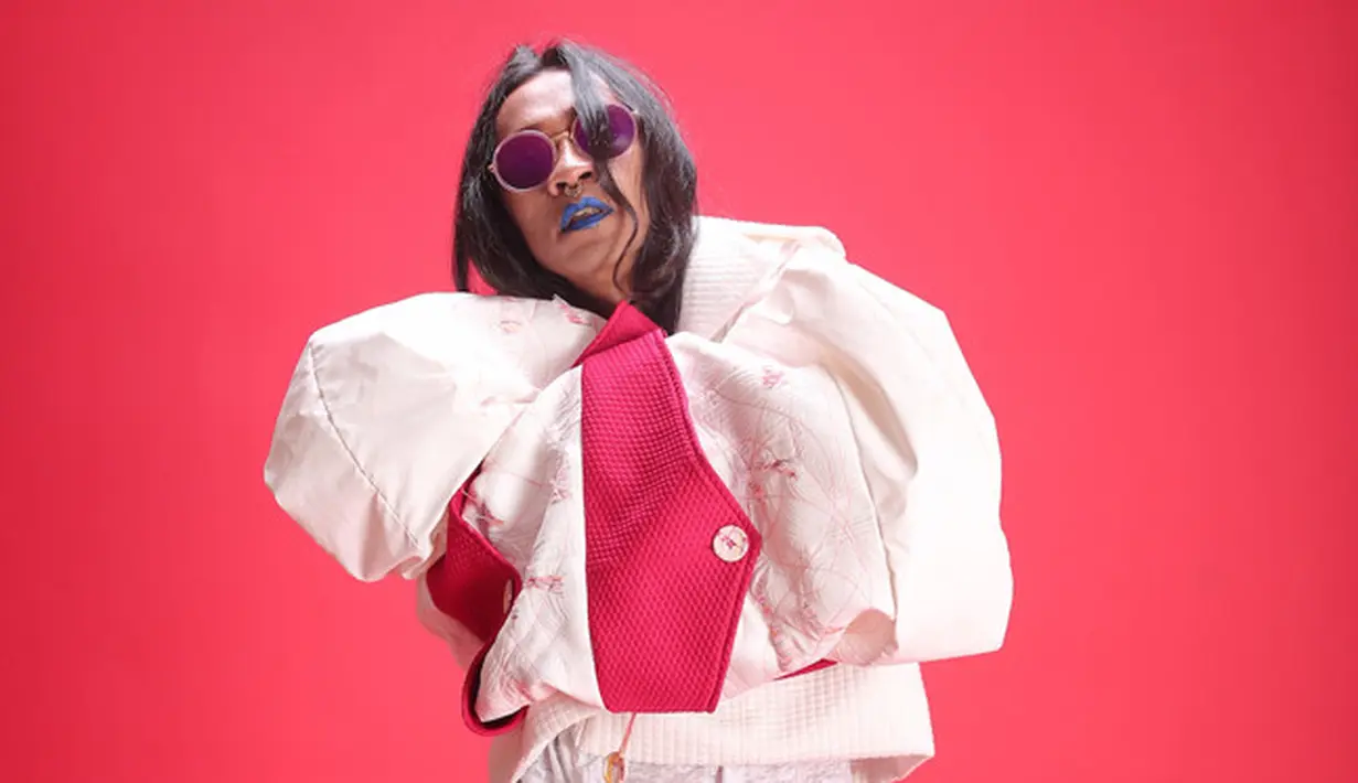 Setelah Aming ngotot pada pendiriannya untuk bercerai dengan istrinya Evelyn, sang istri mulai luluh. Apalagi Evelyn merasa cintanya sudah mulai bertepuk sebelah tangan. Ada kesepakatan bersama demi mulusnya sidang. (Bambang E. Ros/Bintang.com) 