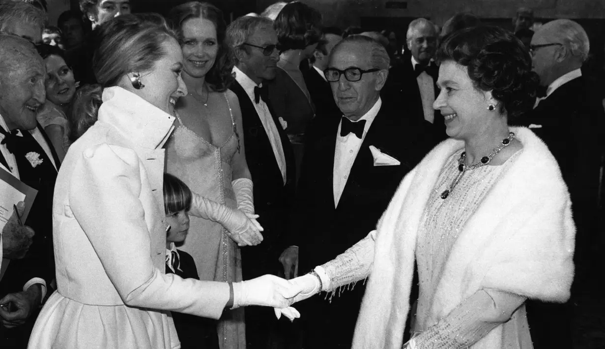 Ini adalah Meryl Streep di tahun 1980 saat ia bertemu dengan Ratu Elizabeth. Meryl Streep mengenakan gaun bernuansa putih. Foto: Website.