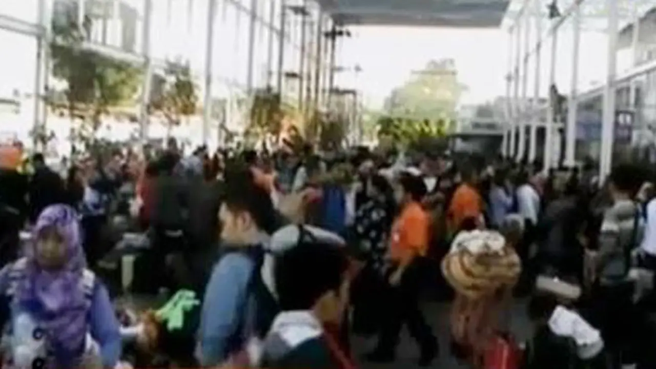 Harga Dua Kali Lipat, Pemudik Senen Rela Beli Tiket Calo 