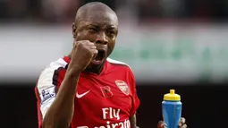 Mantan pemain Arsenal dan Chelsea, William Gallas juga merayakan hari jadinya di tanggal 17 Agustus. Lahir di Asnieres-sur-Seine, Perancis 46 tahun silam, dirinya pernah merasakan panasnya kompetisi Liga Inggris dan berhasil meraih dua gelar Premier League, satu Piala Liga, dan satu Community Shield. (AFP/Adrian Dennis)