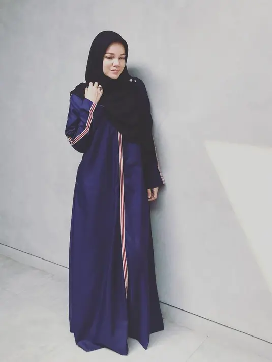 "Pasti ada saatnya di mana kita pengin dandan ya dan aku tetap menggunakan make up di rumah walaupun nggak sesering ketika kemarin kerja di kuar dan ketemu orang ya, seperti hari ini," kata Dewi Sandra. (Instagram/dewisandra)