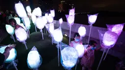 Orang-orang menikmati pemandangan malam di Festival Cahaya Makau 2020 yang digelar di Tap Seac Square, Makau, China selatan, pada 26 September 2020. Festival cahaya tersebut dimulai pada Sabtu (26/9) dan akan berlangsung hingga 31 Oktober. (Xinhua/Cheong Kam Ka)