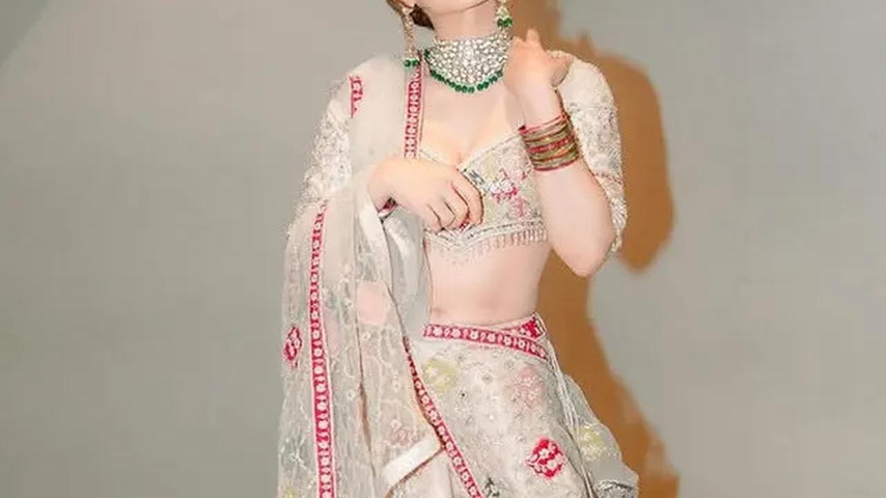 6 Pesona Masayu Anastasia Dibalut Lehenga Busana Khas Perempuan India saat Premier Film Terbarunya