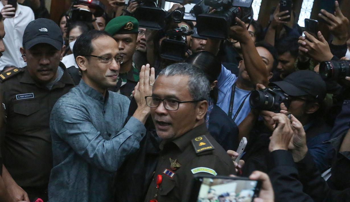 Pengadaan ini juga disebut-sebut memperkaya sejumlah pihak termasuk di antaranya Nadiem Anwar Makarim sejumlah Rp809 miliar. Tampak dalam foto, mantan Menteri Pendidikan, Kebudayaan, Riset, dan Teknologi (Mendikbudristek) Nadiem Anwar Makarim saat tiba untuk menghadiri sidang perdana kasus dugaan tindak pidana korupsi (Tipikor) terkait program digitalisasi pendidikan berupa pengadaan laptop Chromebook dan Chrome Device Management (CDM) di lingkungan Kemendikbudristek tahun 2019–2022 di Pengadilan Tipikor, Jakarta, Senin (5/1/2026). (merdeka.com/Arie Basuki)