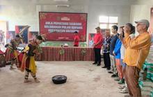 Wisatawan Amerika Serikat Terpukau Pesona Budaya Dayak di Pulau Kupang