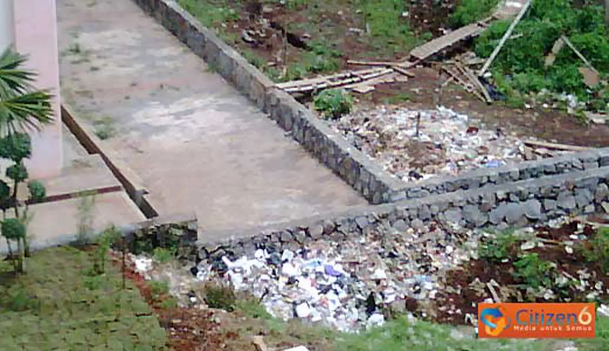 Citizen6, Semarang: Inilah tumpukan sampah di sekitar Gedung FISIP UNDIP lantai bawah.(kelompok 23)