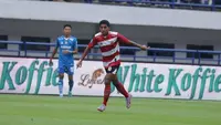 Gelandang Madura United, Salim Tuharea, menyebut pemanggilan ke Timnas Indonesia U-23 bak mimpi yang menjadi kenyataan buatnya. (Instagram/@baba_tuharea11)
