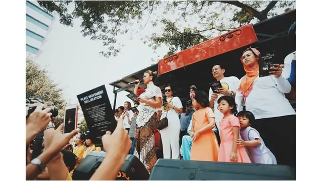 Di berbagai kesempatan Agnez kerap mengenakan kebaya, ia terlihat anggun dan memesona.