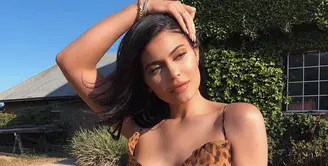 Kylie Jenner mengunggah foto dirinya yang polos tanpa makeup. Namun ada yang aneh dalam foto itu. (instagram/kyliejenner)