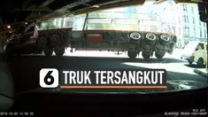 Sebuah truk tersangkut di kolong jembatan perlintasan kereta di Melbourne, Australia. Truk tersebut nekat melewati kolong padahal truk melebihi kapasitas ketinggian.