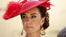 <p>Wanita 41 tahun itu juga memakai topi Philip Treacy berwarna senada dengan gaunnya. (John Walton/PA via AP)</p>