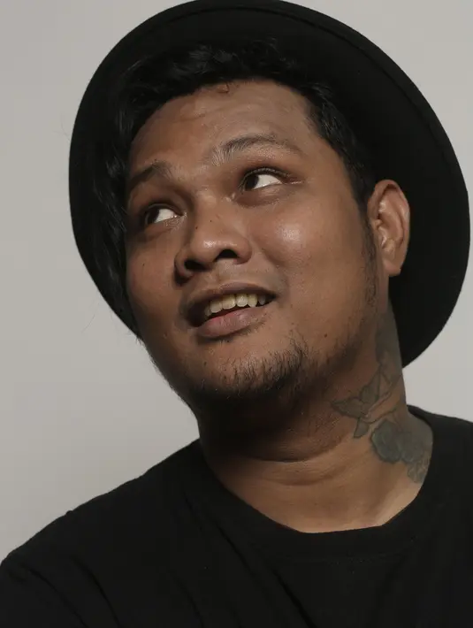 Virgoun sendiri mengaku sejak kecil sering bermain di masjid. Meski non muslim saat itu, ia mengaku ikut teman-temannya mendengarkan ceramah di Masjid. (Adrian Putra/Bintang.com)