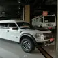 Ford-F150 Raptor dijual di toko di Beijing Tuning Street. Untuk menunggangi mobil ini, konsumen harus merogoh kocek Rp 5,4 miliar. 