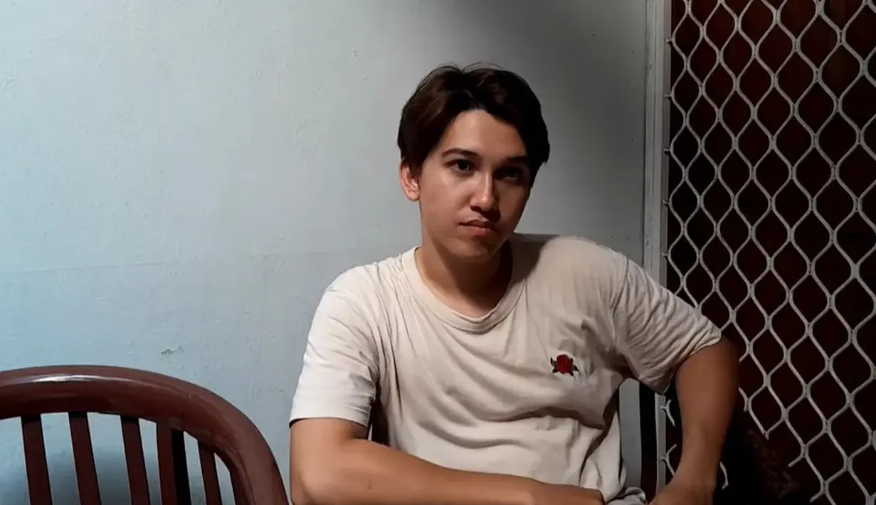 Sidik menempati rumah di kawasan Depok, Jawa Barat. Depan rumahnya terdapat dua kursi kayu untuk santai. [Youtube/HepiNews]