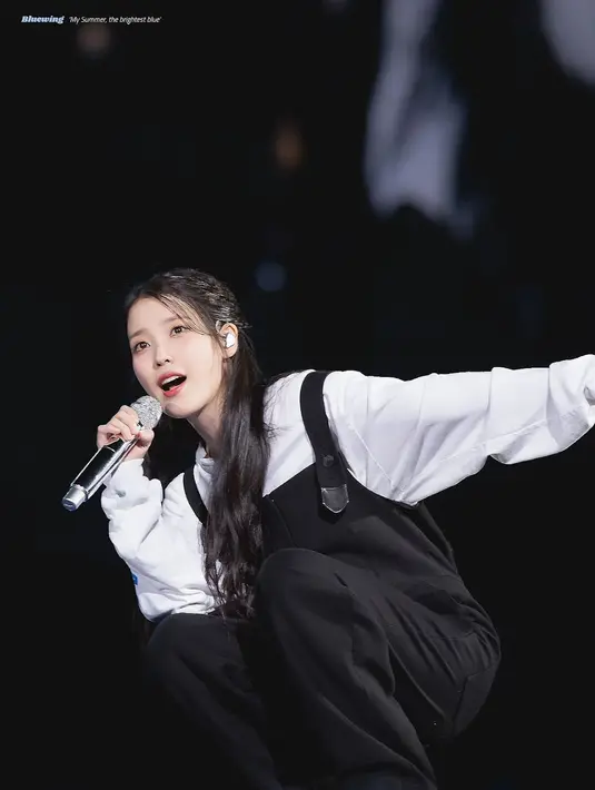 <p>Dia juga tampil ala penyanyi hip hop dengan balutan Overalls kombinasi warna hitam putih. (Foto: bluewing via Koreaboo)</p>