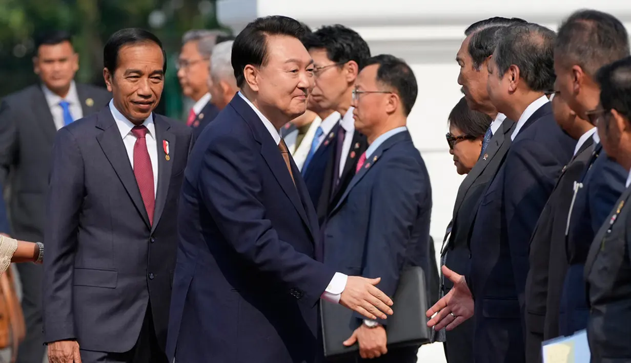 Usai upacara penyambutan, Jokowi dan Yoon Suk Yeol bersama para ibu negara kemudian beranjak masuk ke Istana Merdeka. (AP Photo/Achmad Ibrahim)